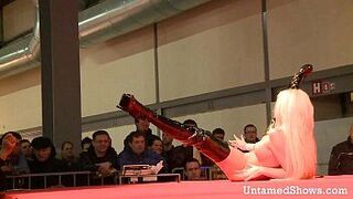 Sexy slut gets down and dirty on the stage - porn video