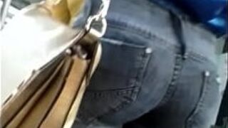 Good Butt Wainting for the Bus - porn video